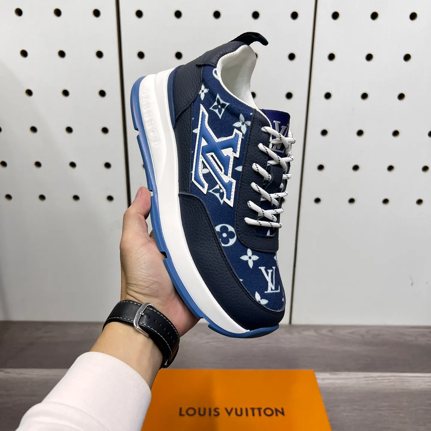 Factory price: 438💰LVZhe's new casual sports shoes for men👉 👉 Fashionable and versatile, 💞 simple and elegant style, 🔊 The fabric is made of imported cowhide with original fabric, ☑️Sheepskin feet inside, original wear-resistant rubber outsole, exclusive new style, actual shot, three colors available, code number: 38-44, (45 can be customized)